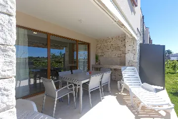 2-Bedroom Apartment with Shared Pool in Novigrad
