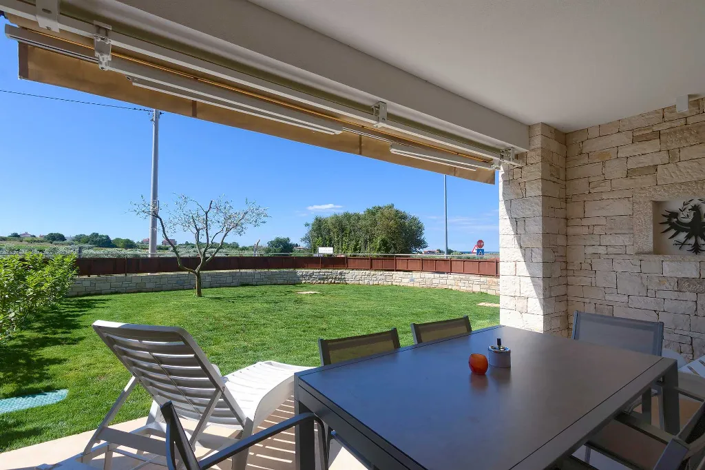 2-Bedroom Apartment with Shared Pool in Novigrad