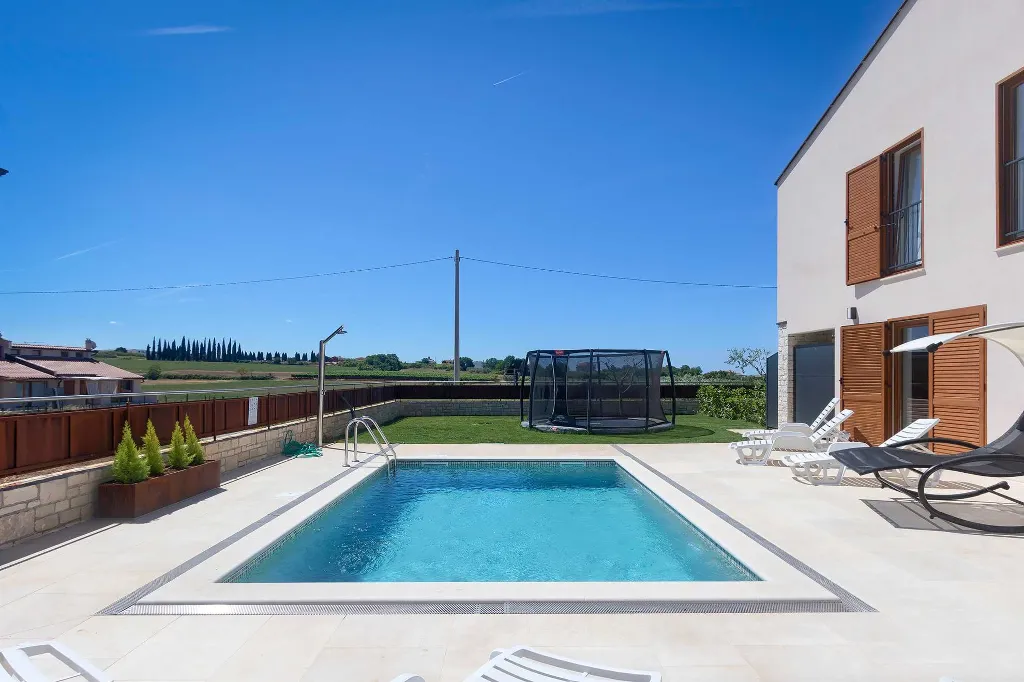 Two-Bedroom Apartment with Shared Pool in Novigrad
