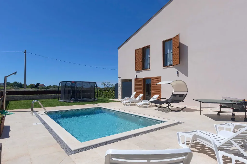 Studio for 3 Guests in Novigrad with Shared Pool