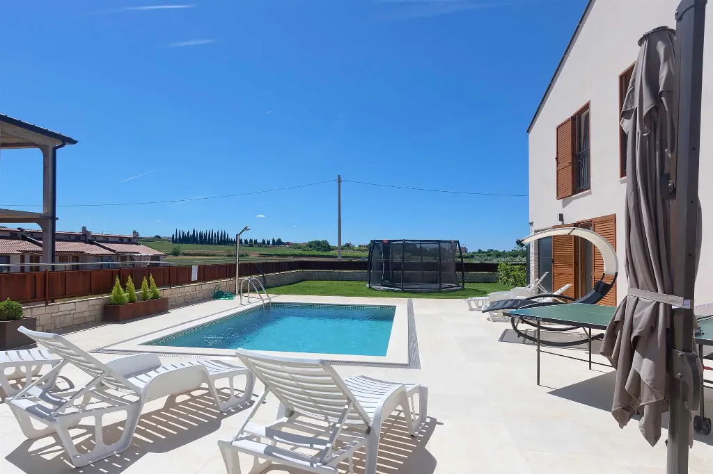 Studio for 3 Guests in Novigrad with Shared Pool