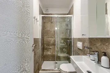 Novigrad Apartment for 6 Guests with Shared Pool