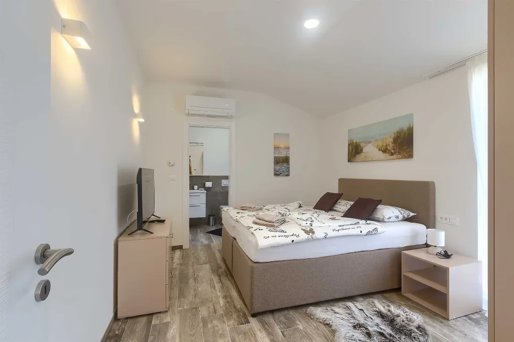 Novigrad Apartment for 6 Guests with Shared Pool