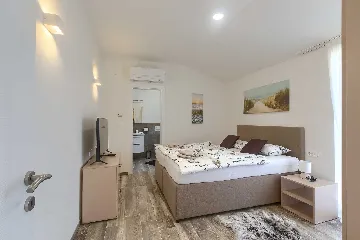 Novigrad Apartment for 6 Guests with Shared Pool