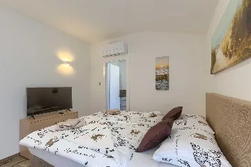 Novigrad Apartment for 6 Guests with Shared Pool