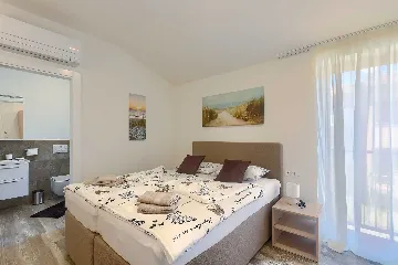 Novigrad Apartment for 6 Guests with Shared Pool