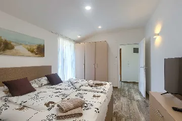 Novigrad Apartment for 6 Guests with Shared Pool