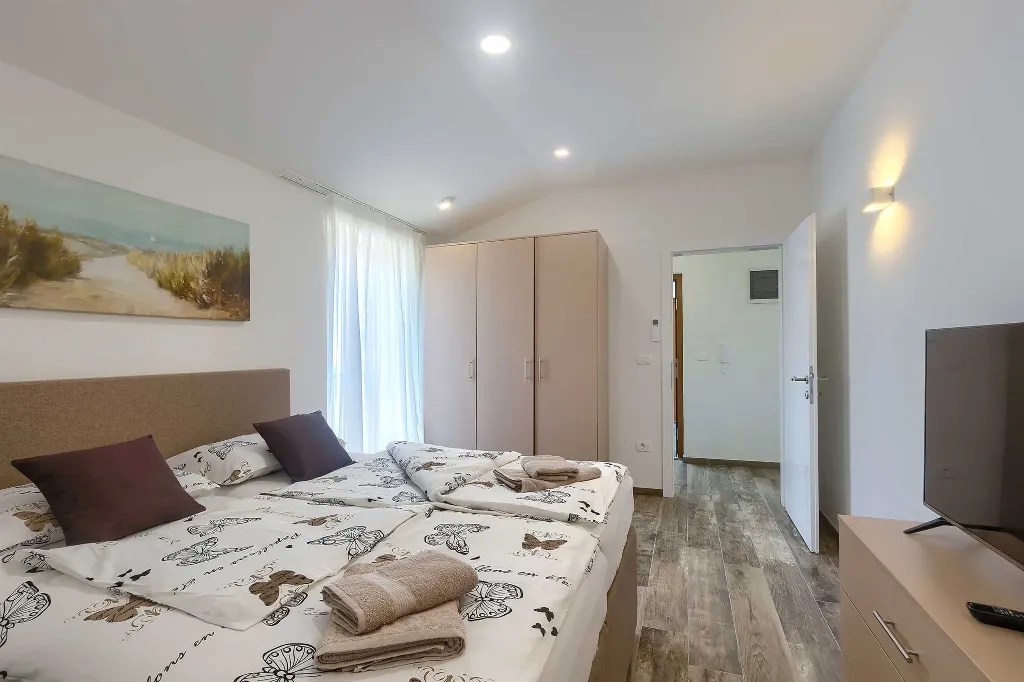 Novigrad Apartment for 6 Guests with Shared Pool