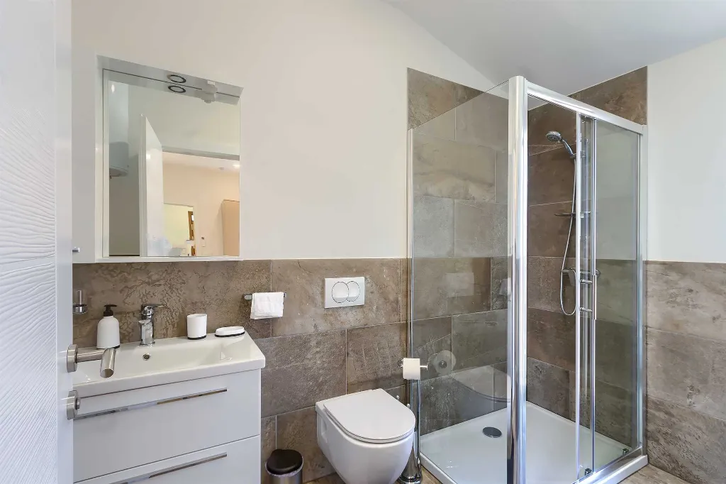 Novigrad Apartment for 6 Guests with Shared Pool