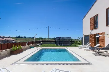Novigrad Apartment for 6 Guests with Shared Pool