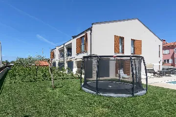 Novigrad Apartment for 6 Guests with Shared Pool