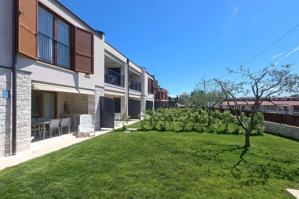Novigrad Apartment for 6 Guests with Shared Pool