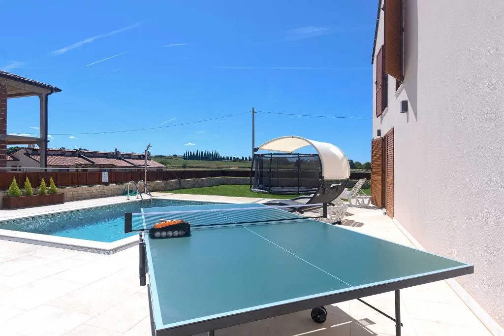 Novigrad Apartment for 6 Guests with Shared Pool