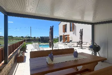 Novigrad Apartment for 6 Guests with Shared Pool