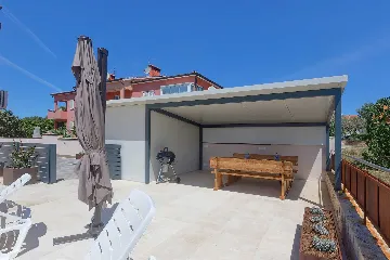 Novigrad Apartment for 6 Guests with Shared Pool