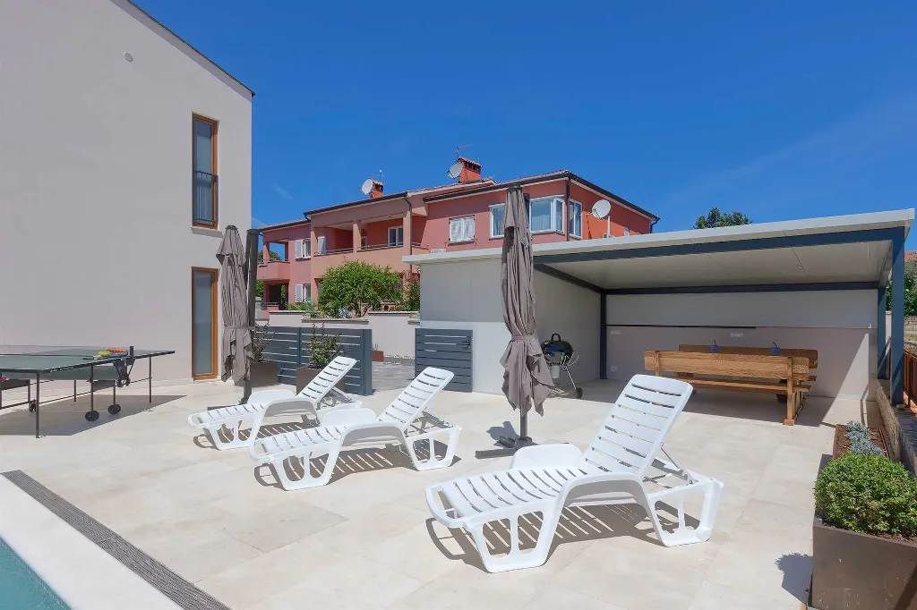 Novigrad Apartment for 6 Guests with Shared Pool