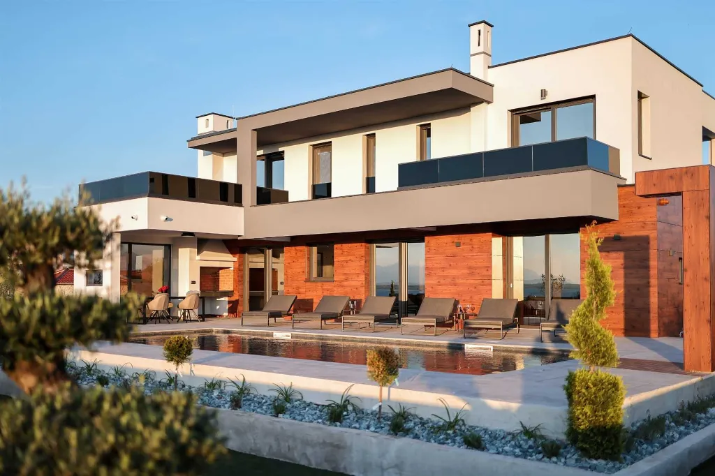 4-Bedroom Villa with Private Pool in Sabunike