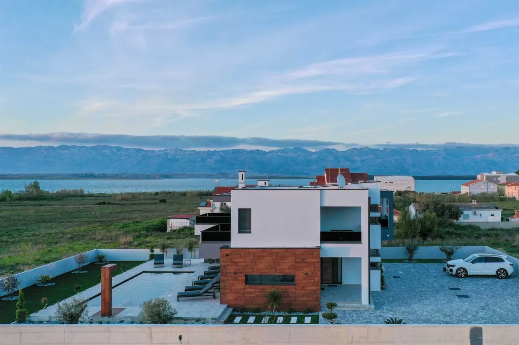 4-Bedroom Villa with Private Pool in Sabunike