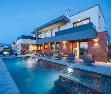 4-Bedroom Villa with Private Pool in Sabunike