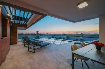 4-Bedroom Villa with Private Pool in Sabunike