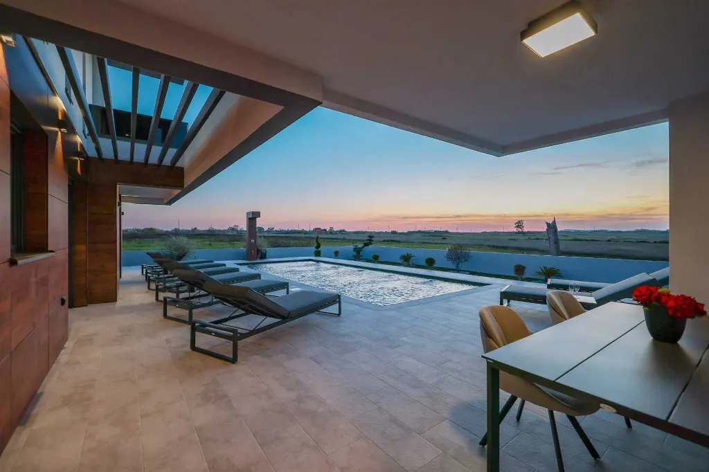4-Bedroom Villa with Private Pool in Sabunike
