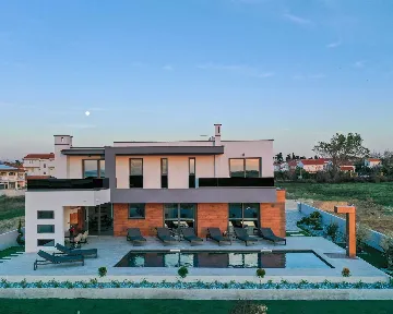 4-Bedroom Villa with Private Pool in Sabunike