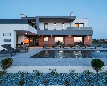 4-Bedroom Villa with Private Pool in Sabunike