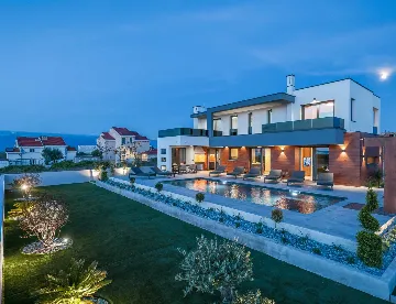 4-Bedroom Villa with Private Pool in Sabunike