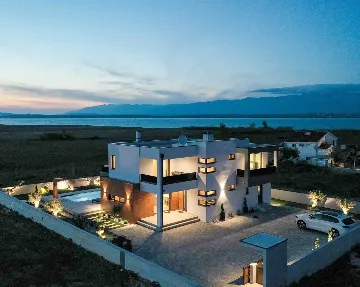 4-Bedroom Villa with Private Pool in Sabunike