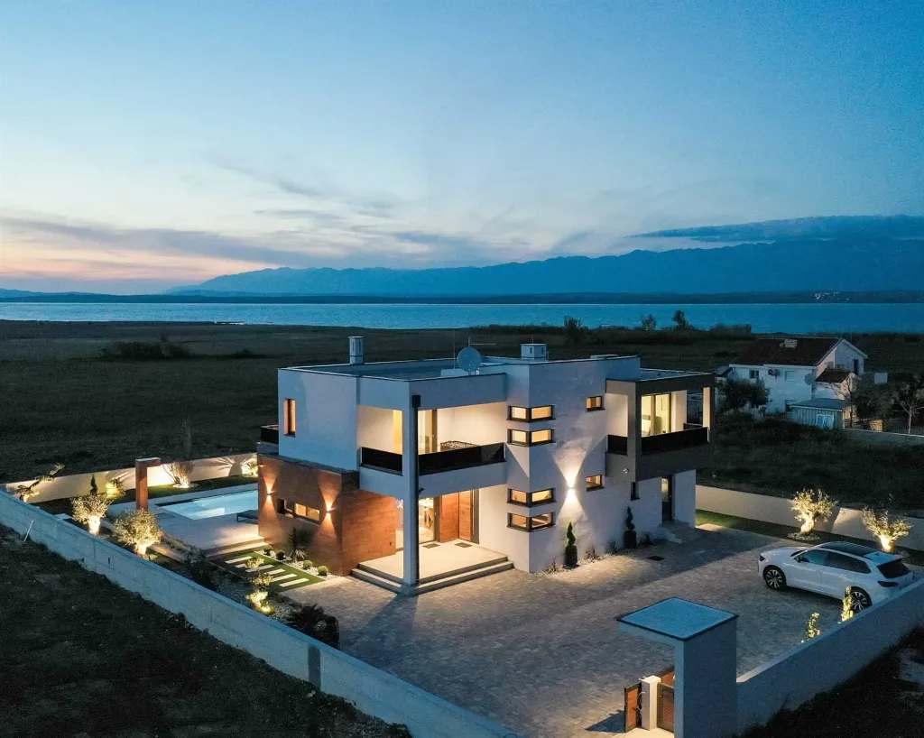 4-Bedroom Villa with Private Pool in Sabunike