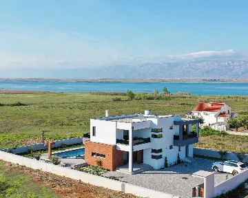 4-Bedroom Villa with Private Pool in Sabunike