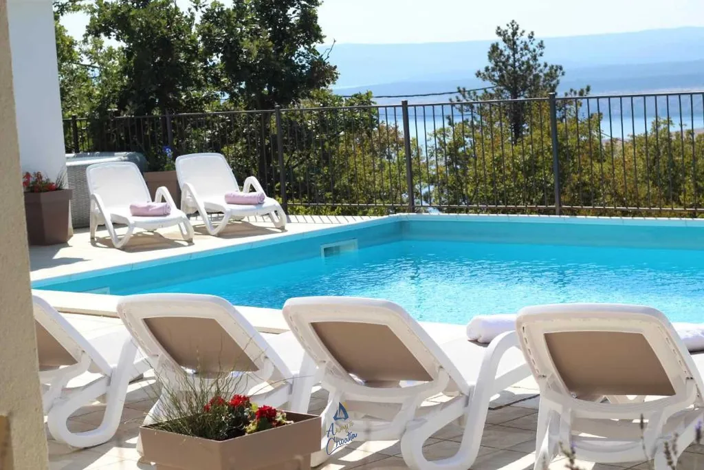 3-Bedroom Villa with Pool in Šmrika