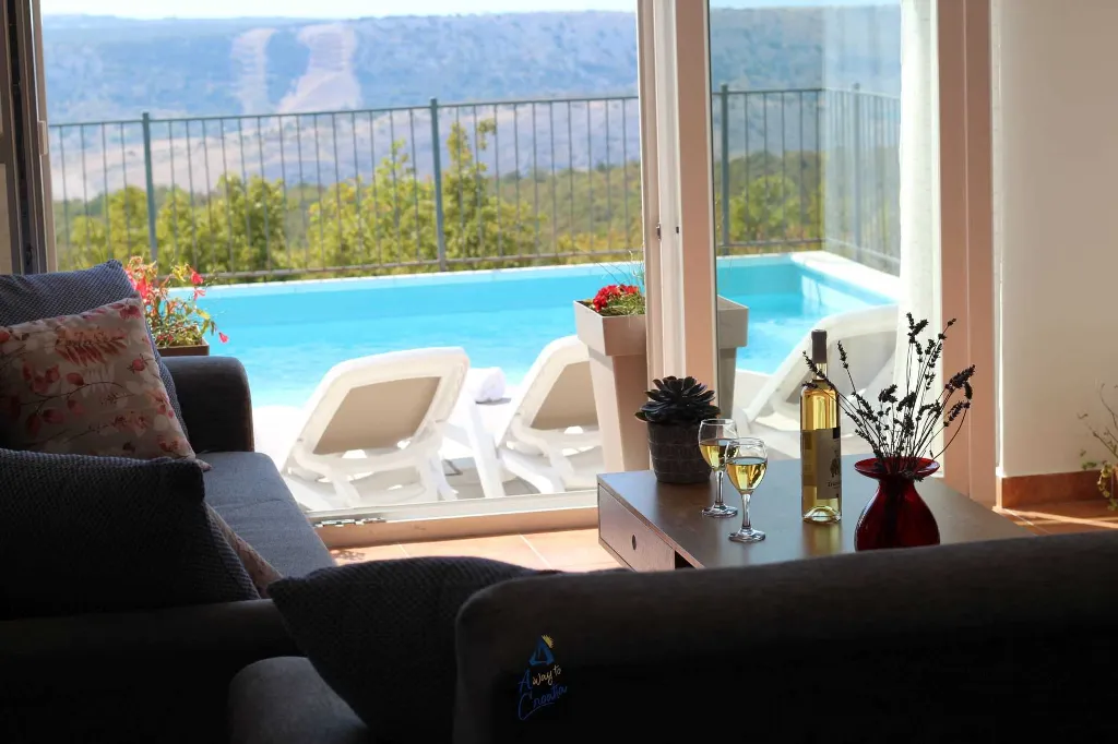 3-Bedroom Villa with Pool in Šmrika