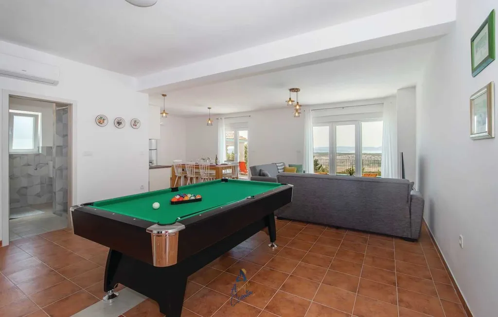 3-Bedroom Villa with Pool in Šmrika
