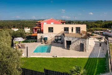 4-Bedroom Villa in Tar with Pool for 10 Guests