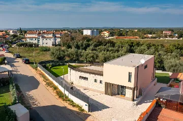 4-Bedroom Villa in Tar with Pool for 10 Guests