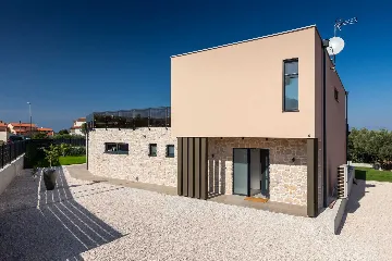 4-Bedroom Villa in Tar with Pool for 10 Guests