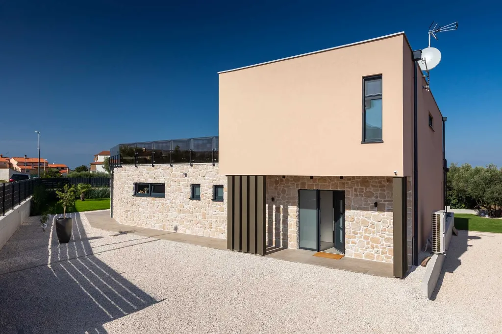 4-Bedroom Villa in Tar with Pool for 10 Guests