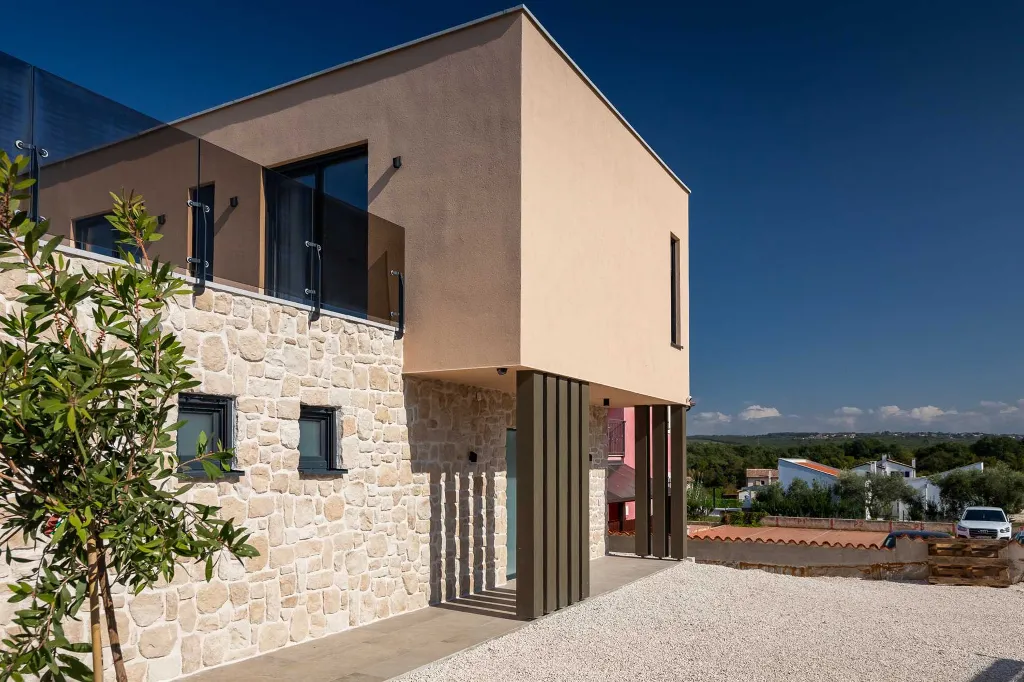 4-Bedroom Villa in Tar with Pool for 10 Guests