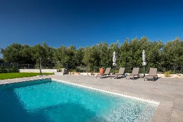 4-Bedroom Villa in Tar with Pool for 10 Guests