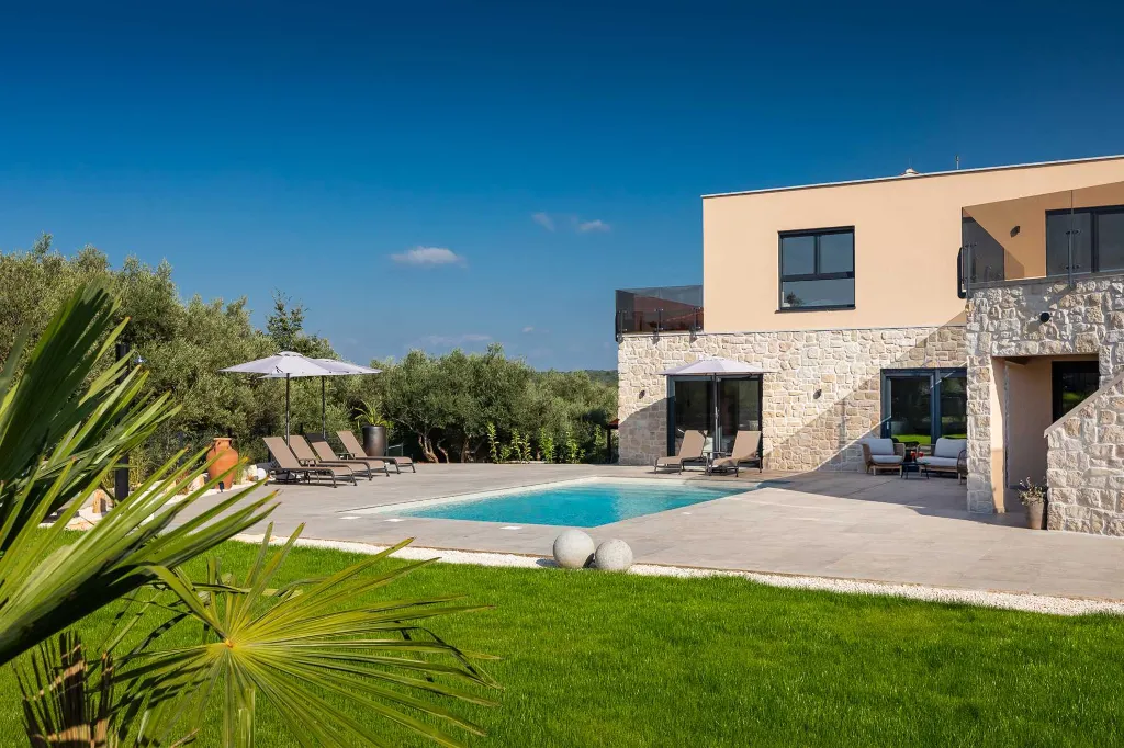 4-Bedroom Villa in Tar with Pool for 10 Guests