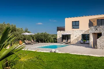 4-Bedroom Villa in Tar with Pool for 10 Guests