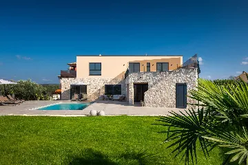 4-Bedroom Villa in Tar with Pool for 10 Guests