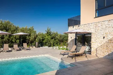 4-Bedroom Villa in Tar with Pool for 10 Guests