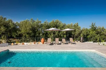 4-Bedroom Villa in Tar with Pool for 10 Guests