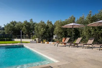 4-Bedroom Villa in Tar with Pool for 10 Guests