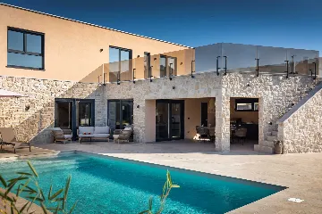 4-Bedroom Villa in Tar with Pool for 10 Guests