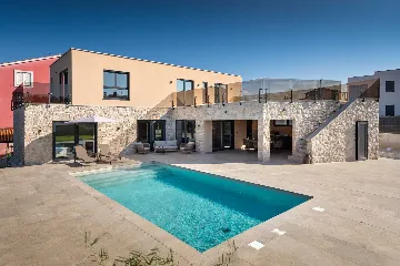 4-Bedroom Villa in Tar with Pool for 10 Guests