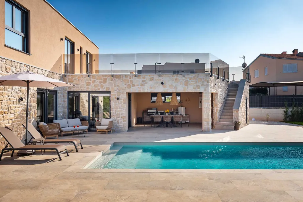 4-Bedroom Villa in Tar with Pool for 10 Guests