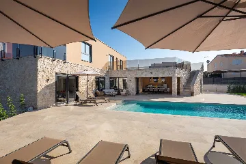 4-Bedroom Villa in Tar with Pool for 10 Guests